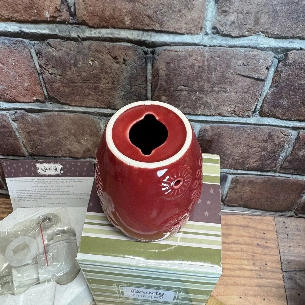Scentsy DANDY CHERRY Plug-In Wall‎ Nightlight Wax Warmer Red Flowers Retired Box